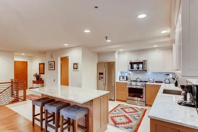 Daire, Birden Çok Yatak (Centennial 2 Bedroom Condo unit no. 8)