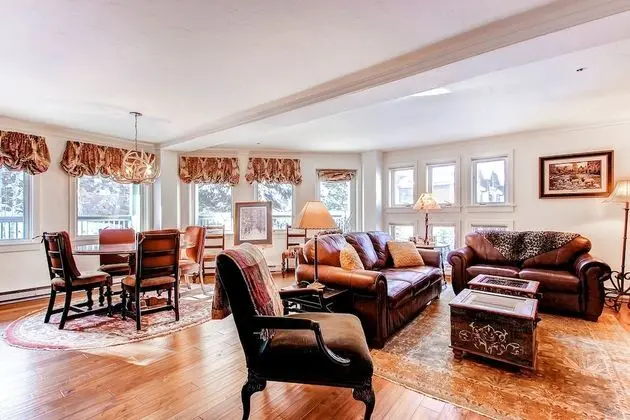 Daire, Birden Çok Yatak (Centennial 2 Bedroom Condo unit no. 8)
