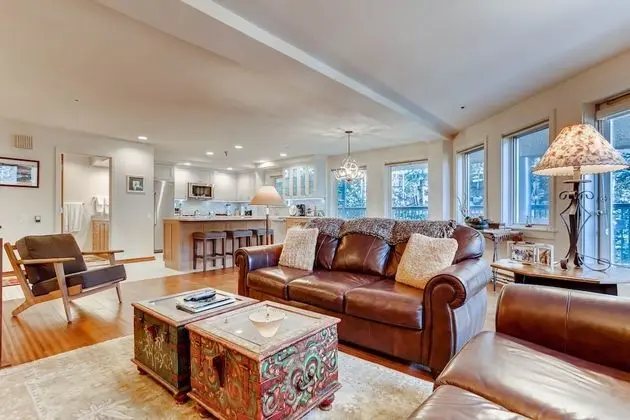 Daire, Birden Çok Yatak (Centennial 2 Bedroom Condo unit no. 8)