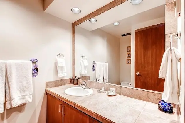 Daire, Birden Çok Yatak (Centennial 2 Bedroom Condo unit no. 8)