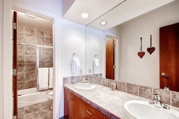 Daire, Birden Çok Yatak (Centennial 2 Bedroom Condo unit no. 8)