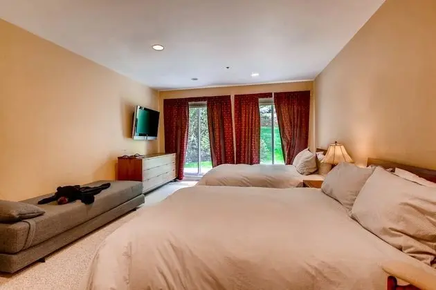 Daire, Birden Çok Yatak (Centennial 2 Bedroom Condo unit no. 9)