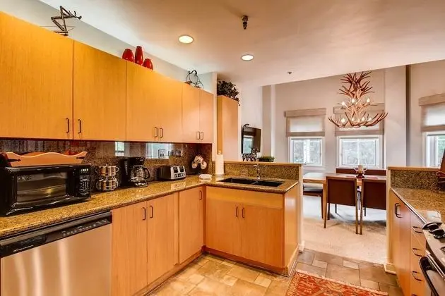 Daire, Birden Çok Yatak (Centennial 2 Bedroom Condo unit no. 9)