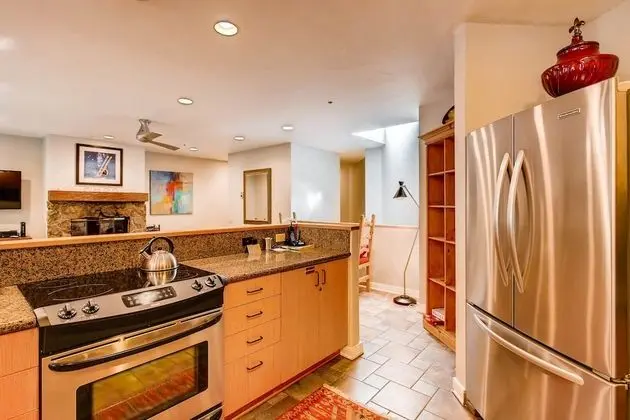 Daire, Birden Çok Yatak (Centennial 2 Bedroom Condo unit no. 9)