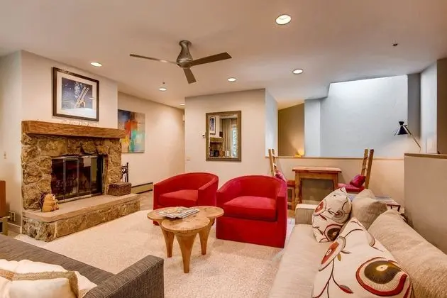 Daire, Birden Çok Yatak (Centennial 2 Bedroom Condo unit no. 9)