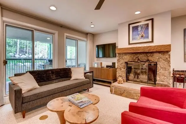 Daire, Birden Çok Yatak (Centennial 2 Bedroom Condo unit no. 9)