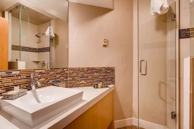Daire, Birden Çok Yatak (Centennial 2 Bedroom Condo unit no. 9)