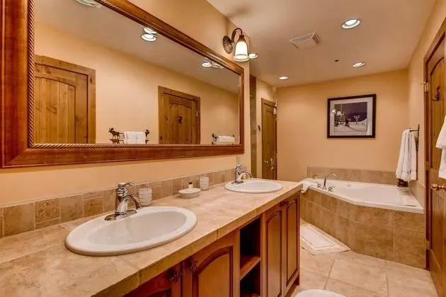Daire, Birden Çok Yatak (Centennial 2 Bedroom Condo unit no. 9)