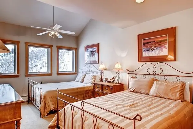 Apart Daire, Birden Çok Yatak (Centennial 3 Bedroom Condo unit no. 2)