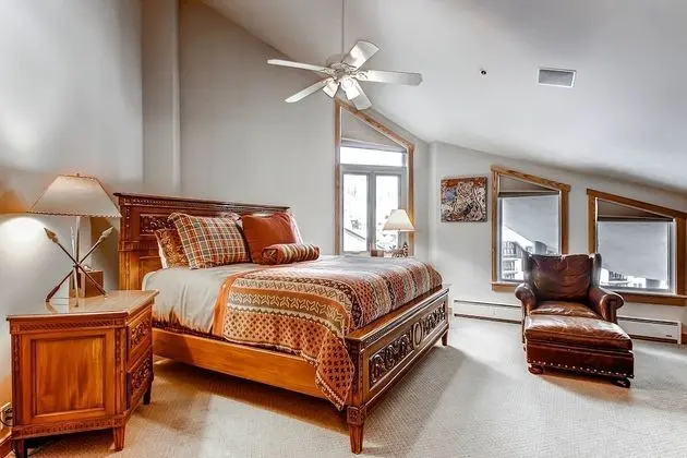 Apart Daire, Birden Çok Yatak (Centennial 3 Bedroom Condo unit no. 2)