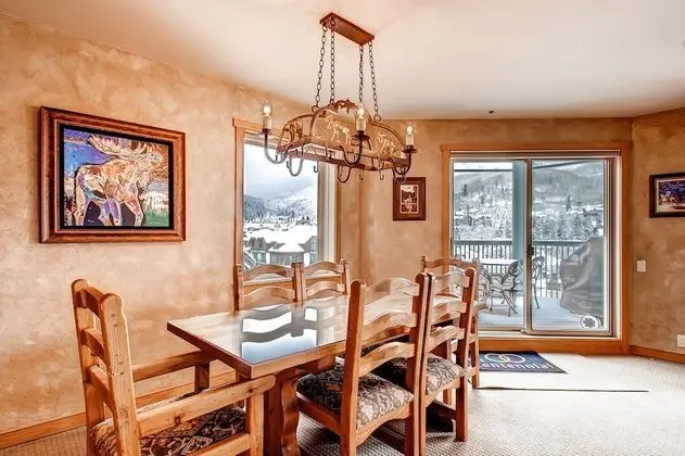 Apart Daire, Birden Çok Yatak (Centennial 3 Bedroom Condo unit no. 2)