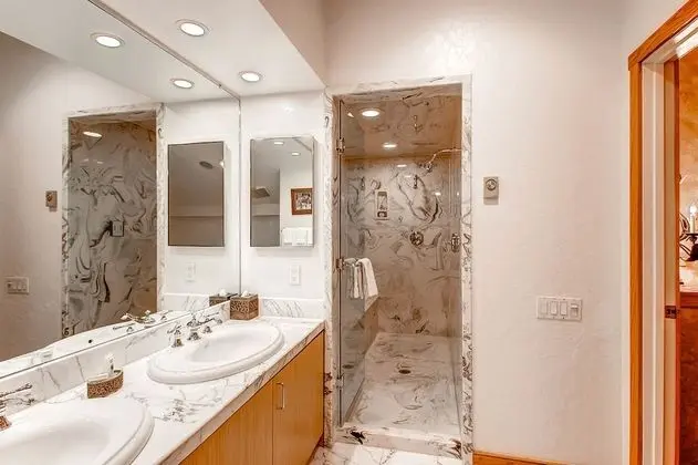 Apart Daire, Birden Çok Yatak (Centennial 3 Bedroom Condo unit no. 2)