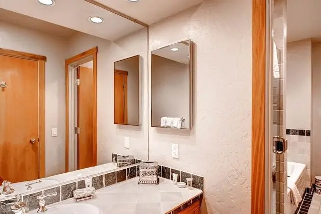Apart Daire, Birden Çok Yatak (Centennial 3 Bedroom Condo unit no. 2)