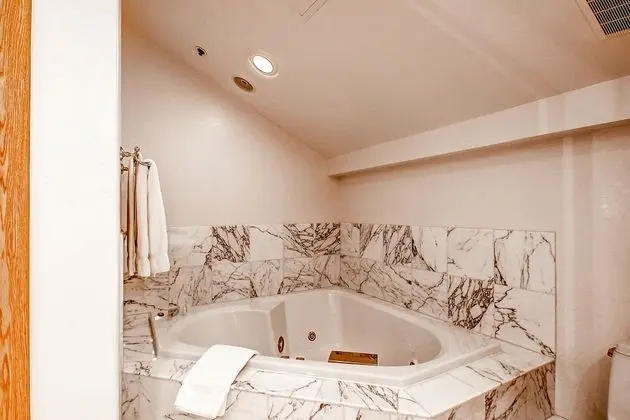 Apart Daire, Birden Çok Yatak (Centennial 3 Bedroom Condo unit no. 2)