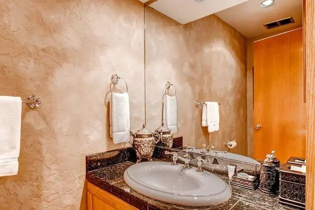 Apart Daire, Birden Çok Yatak (Centennial 3 Bedroom Condo unit no. 2)