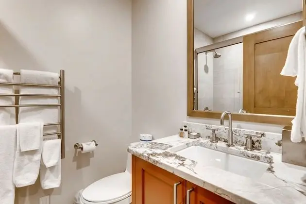 Stüdyo, 1 En Büyük (King) Boy Yatak (Centennial Studio Condo Unit no. 13a)