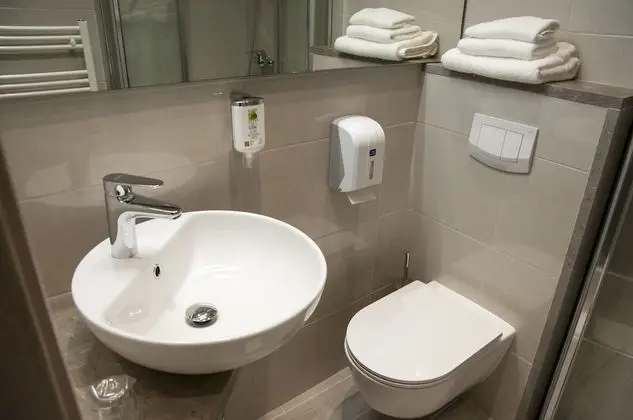 Üç Kişilik Oda, Ortak Banyo