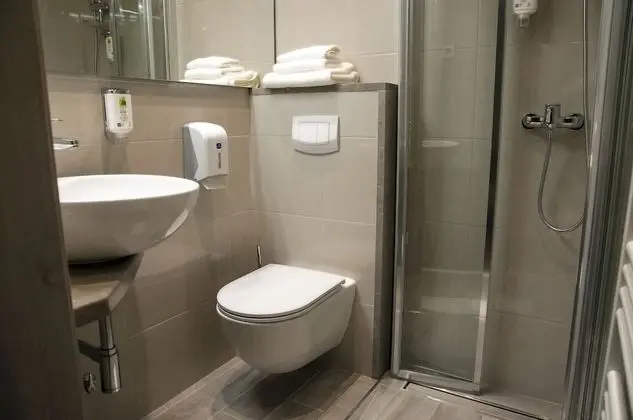 Üç Kişilik Oda, Ortak Banyo