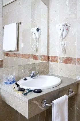 Büyük Yataklı Tek Kişilik Oda