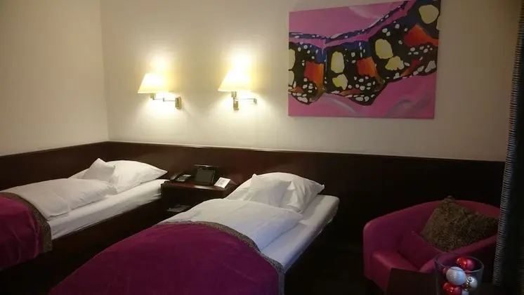Tek Büyük Yataklı Oda, 2 Tek Kişilik Yatak