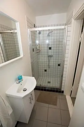 Üç Kişilik Oda, Ortak Banyo