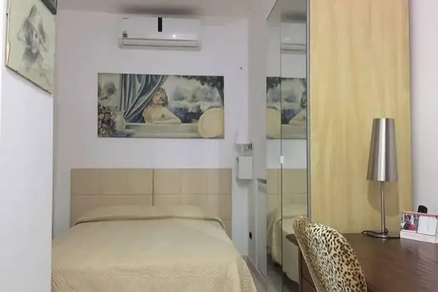 Üç Kişilik Oda (no window, external private bathroom)