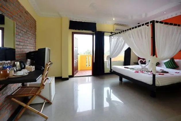 Deluxe Tek Büyük Yataklı Oda, Balkon, Havuz Manzaralı (Free Pick Up)