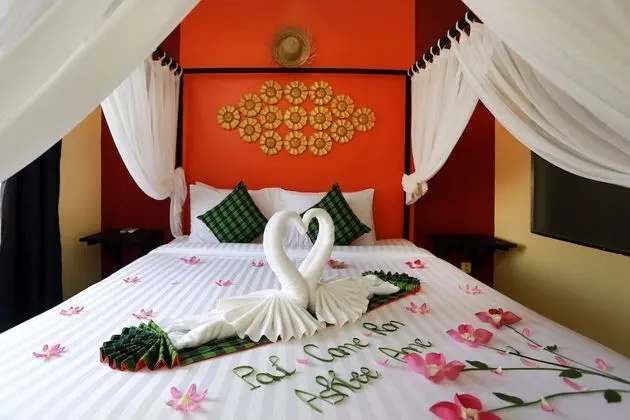 Deluxe Tek Büyük Yataklı Oda, Balkon, Havuz Manzaralı (Free Pick Up)