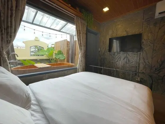 Honeymoon Suite