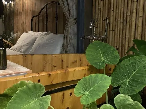Honeymoon Suite