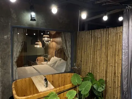 Honeymoon Suite