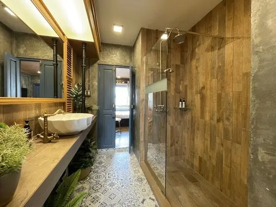 Honeymoon Suite