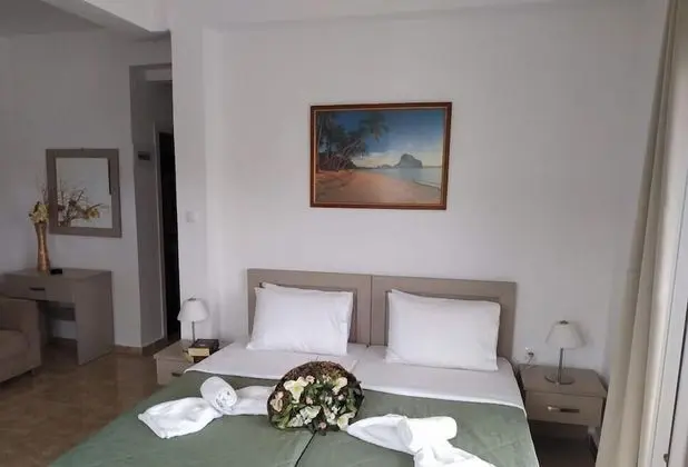 Standard Üç Kişilik Oda, Havuz Manzaralı