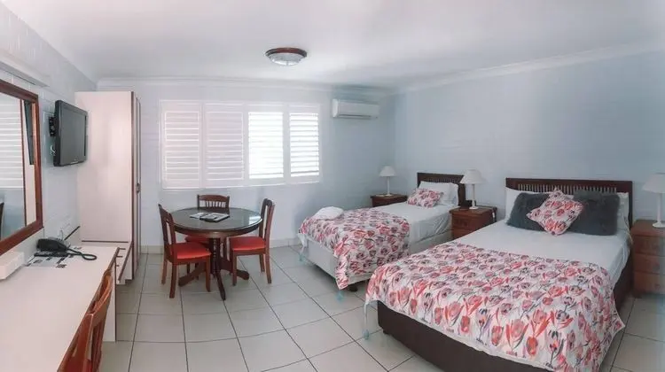 Queen Single Room, 1 Queen Bed & 1 Single Bed