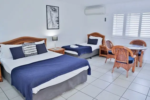 Queen Single Room, 1 Queen Bed & 1 Single Bed
