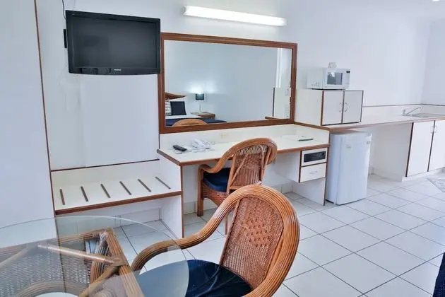 Queen Single Room, 1 Queen Bed & 1 Single Bed