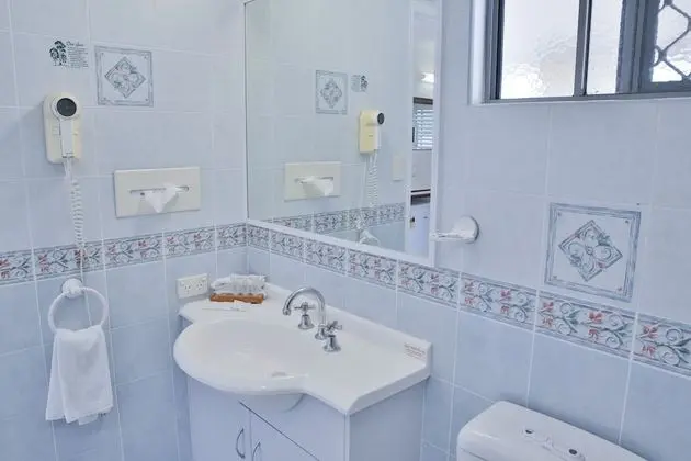 Queen Single Room, 1 Queen Bed & 1 Single Bed