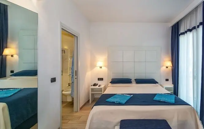 Deluxe Tek Büyük Yataklı Oda, Havuz Manzaralı