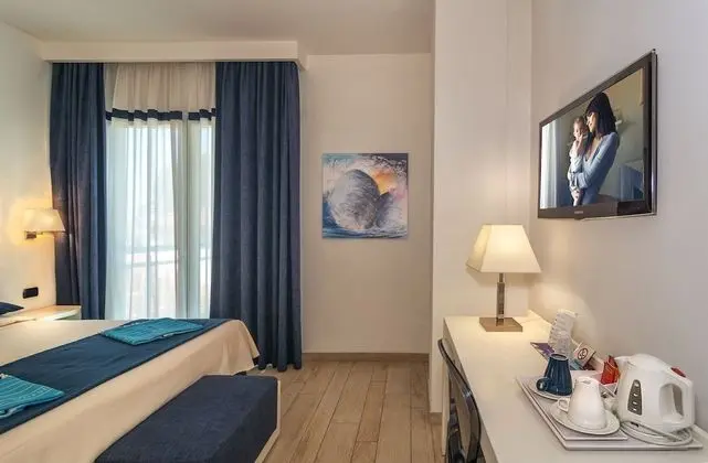 Deluxe Tek Büyük Yataklı Oda, Havuz Manzaralı