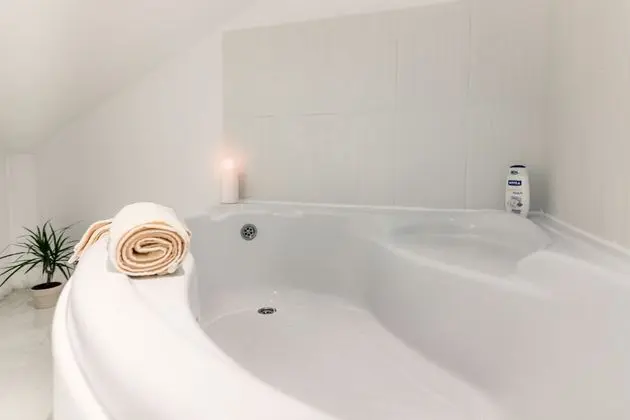Luxury Two-Bedroom Apartment with Balcony