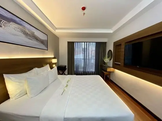 Deluxe Tek Büyük Yataklı Oda (Alley View)