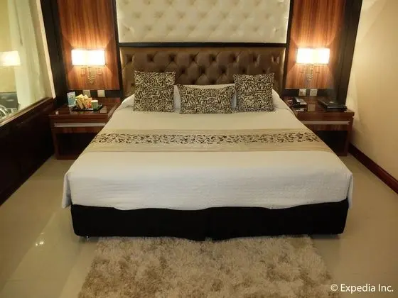 Crown Jacuzzi Suite