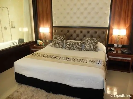 Crown Jacuzzi Suite