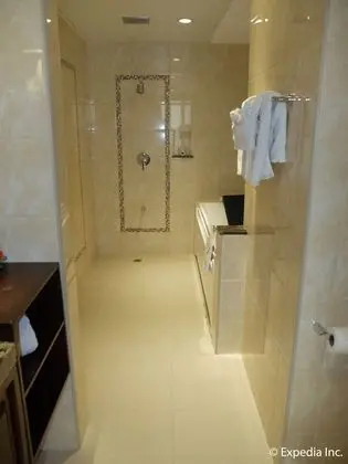 Crown Jacuzzi Suite