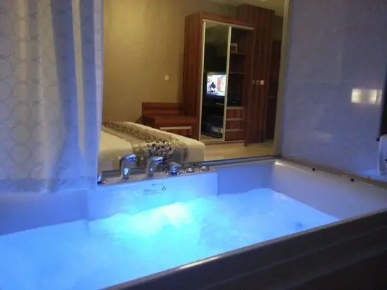Crown Jacuzzi Suite