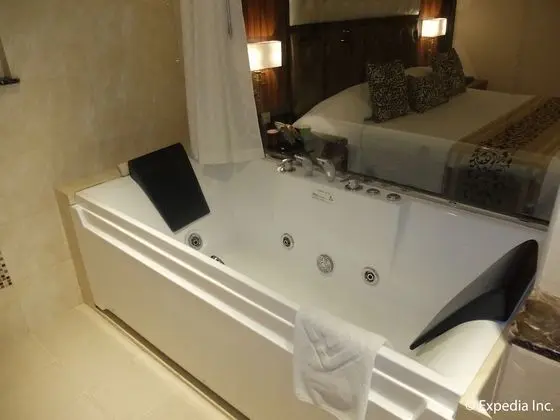 Crown Jacuzzi Suite