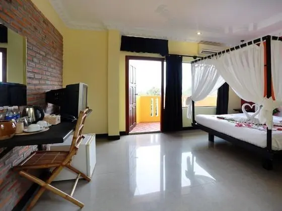 Deluxe Tek Büyük Yataklı Oda, Balkon, Havuz Manzaralı