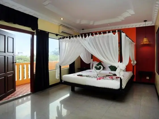 Deluxe Tek Büyük Yataklı Oda, Balkon, Havuz Manzaralı
