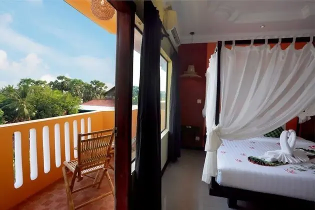 Deluxe Tek Büyük Yataklı Oda, Balkon, Havuz Manzaralı