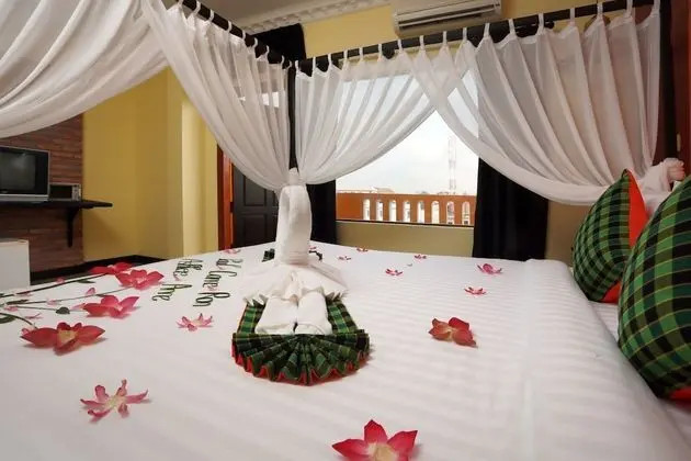 Deluxe Tek Büyük Yataklı Oda, Balkon, Havuz Manzaralı